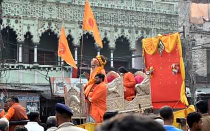 Mahakumbh : छावनी प्रवेश में ऊंट, घोड़े और बग्घियों पर सवार होकर निकले महामंडलेश्वर और संत, देखें तस्वीरें Crowd gathered to see the entry of the cantonment, long queue of vehicles, flowers were showered.