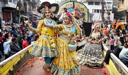 Mahakumbh : छावनी प्रवेश में ऊंट, घोड़े और बग्घियों पर सवार होकर निकले महामंडलेश्वर और संत, देखें तस्वीरें Crowd gathered to see the entry of the cantonment, long queue of vehicles, flowers were showered.