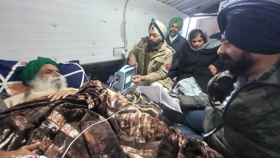 डल्लेवाल से मिलने पहुंचे पटियाला रेंज के डीआइजी मनदीप सिंह सिद्धू।