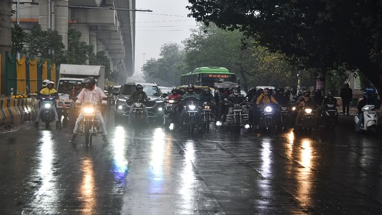 Delhi NCR Weather : रात भर से रुक-रुककर हो रही बारिश, बादल गरजे... कड़क रही है बिजली, कोहरे से 29 ट्रेनें लेट