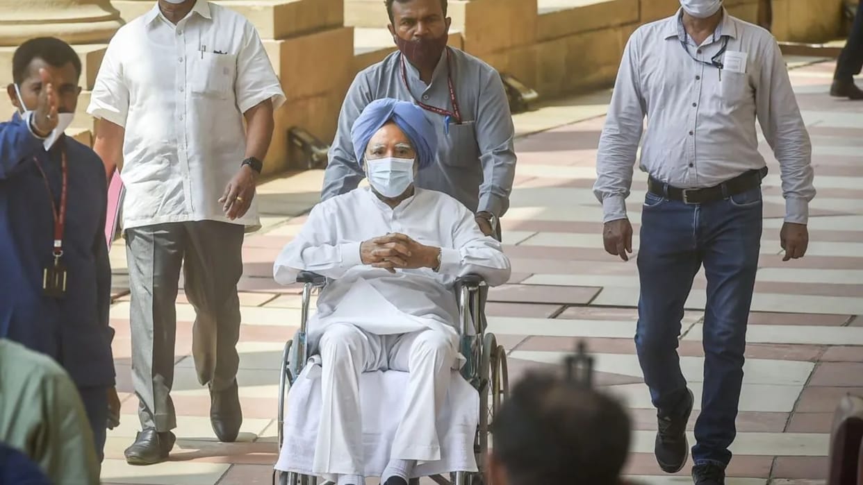 When Manmohan Singh Went To Rajya Sabha In Wheelchair know the whole story in hindi
