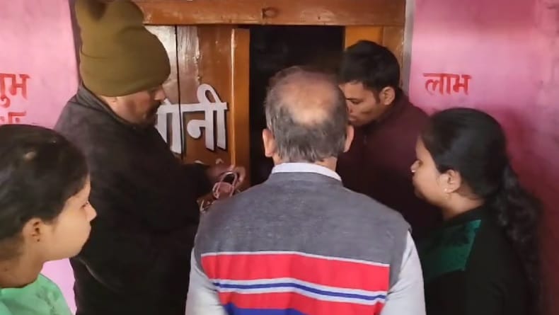 Theft in jewelers shop by breaking locks thieves stole jewelry worth 10 lakhs police engaged in investigation