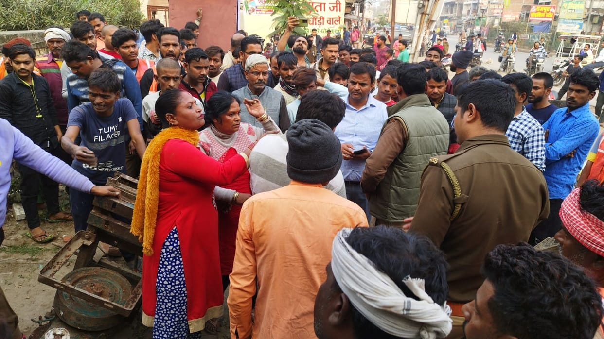 Woman said not the police station you call the father of the police station EO had come to remove encroachment