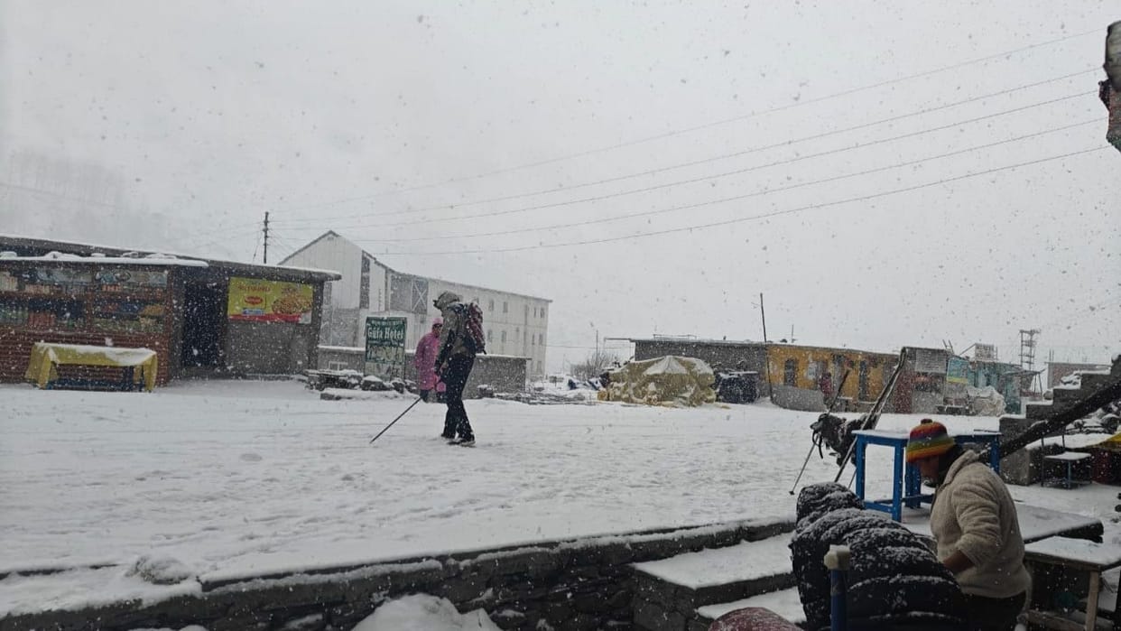 J&K: Snowfall halts Banihal-Baramulla rail traffic, train services suspended till 1 pm, efforts underway to cl