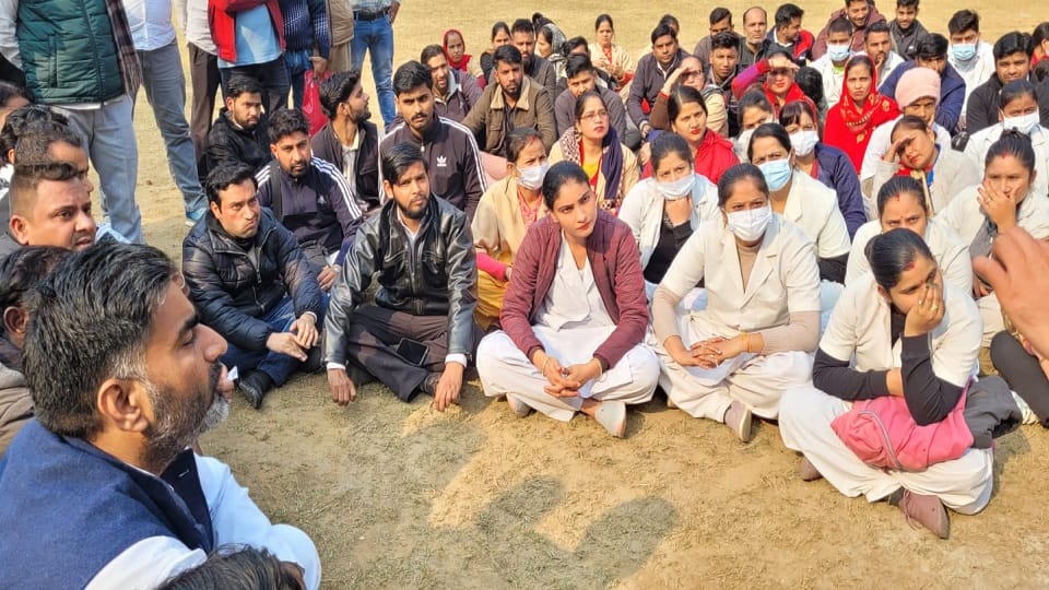 UP: 850 employees of Meerut Medical College on strike, system in disarray... patients and attendants worried.