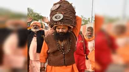 Mahakumbh : छावनी प्रवेश में ऊंट, घोड़े और बग्घियों पर सवार होकर निकले महामंडलेश्वर और संत, देखें तस्वीरें Crowd gathered to see the entry of the cantonment, long queue of vehicles, flowers were showered.