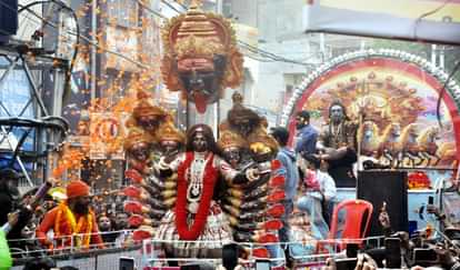 Mahakumbh : छावनी प्रवेश में ऊंट, घोड़े और बग्घियों पर सवार होकर निकले महामंडलेश्वर और संत, देखें तस्वीरें Crowd gathered to see the entry of the cantonment, long queue of vehicles, flowers were showered.