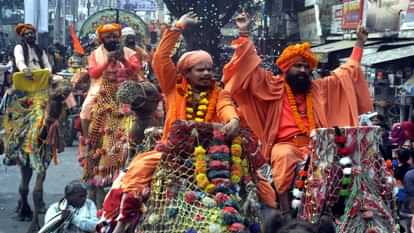 Mahakumbh : छावनी प्रवेश में ऊंट, घोड़े और बग्घियों पर सवार होकर निकले महामंडलेश्वर और संत, देखें तस्वीरें Crowd gathered to see the entry of the cantonment, long queue of vehicles, flowers were showered.