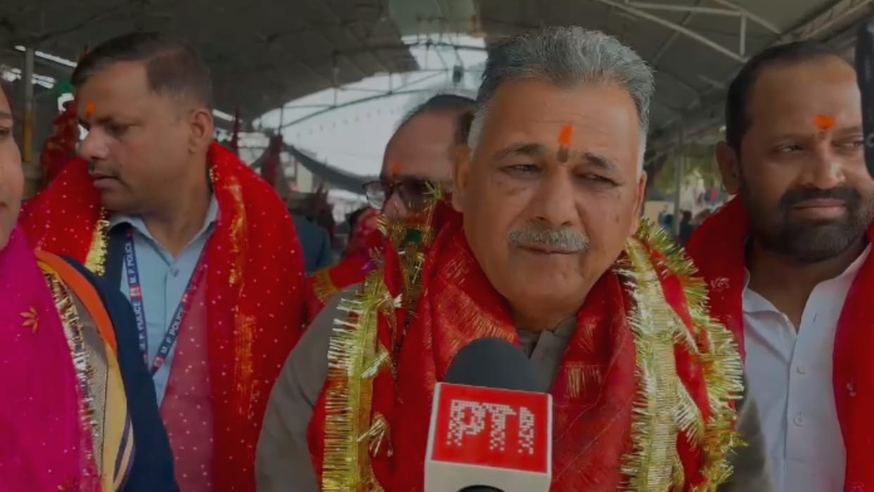 Maihar: Minister Inder Singh Parmar bowed his head in the court of Maa Sharda
