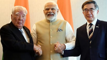 पीएम मोदी के साथ ओसामु सुजुकी (बाएं)।