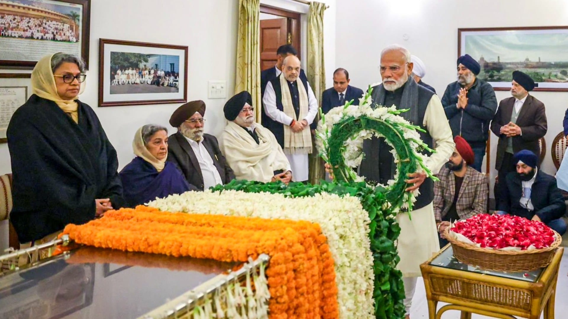 from Amit Shah to Sonia Gandhi, everyone went to his home to pay their respects to former PM Manmohan Singh