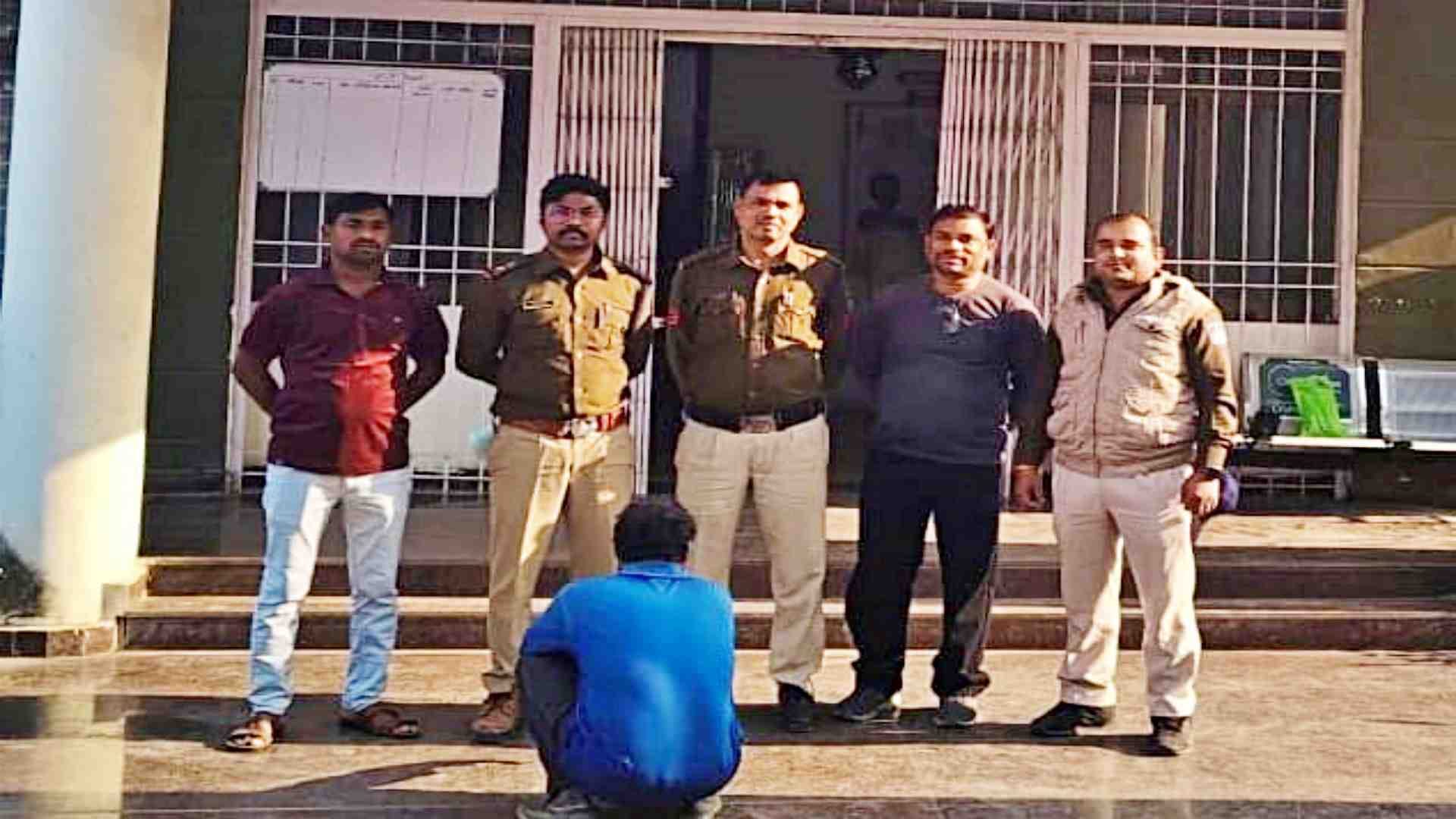 पुलिस की गिरफ्त में आरोपी।