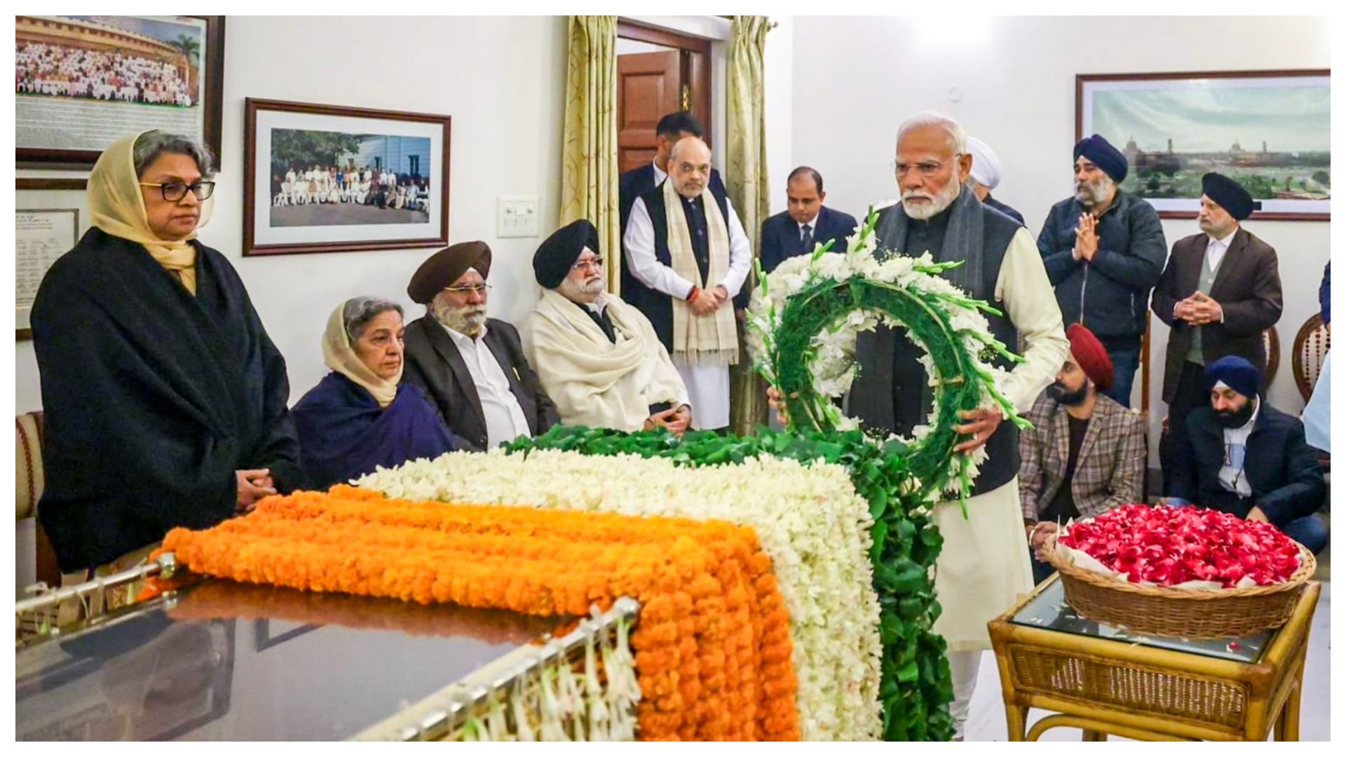 pm narendra modi emotional massage on manmohan singh demise