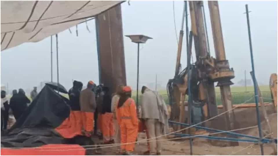 Rajasthan Borewell Rescue Operation Update Day 6 Chetna Still Trapped Mother Reaction - Amar Ujala Hindi News Live - Rajasthan Borewell Accident:बोलवेल में चेतना, छठे दिन सुंरग खोदने नीचे उतरे जवान, मां