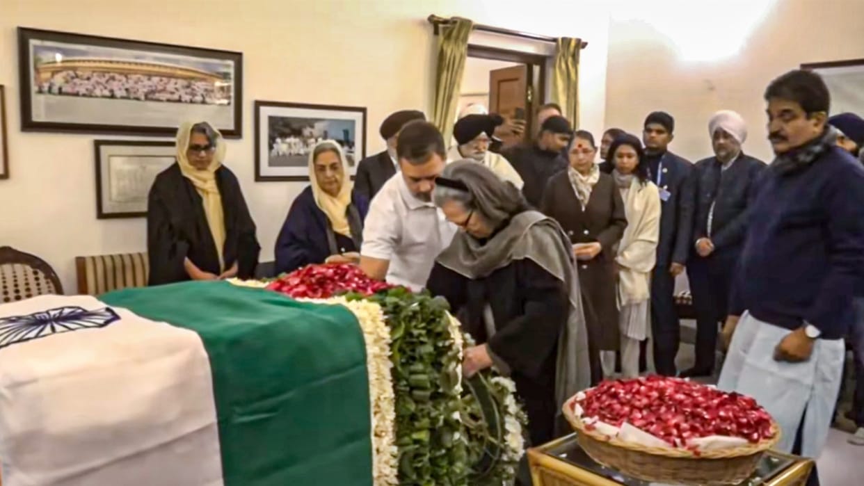from Amit Shah to Sonia Gandhi, everyone went to his home to pay their respects to former PM Manmohan Singh