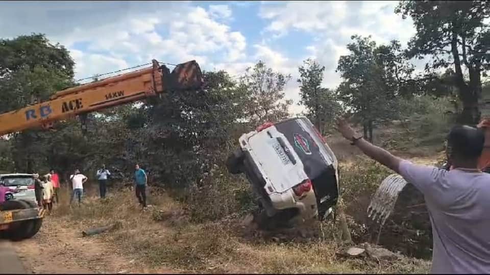 सड़क हादसे में पांच लोगों की मौत