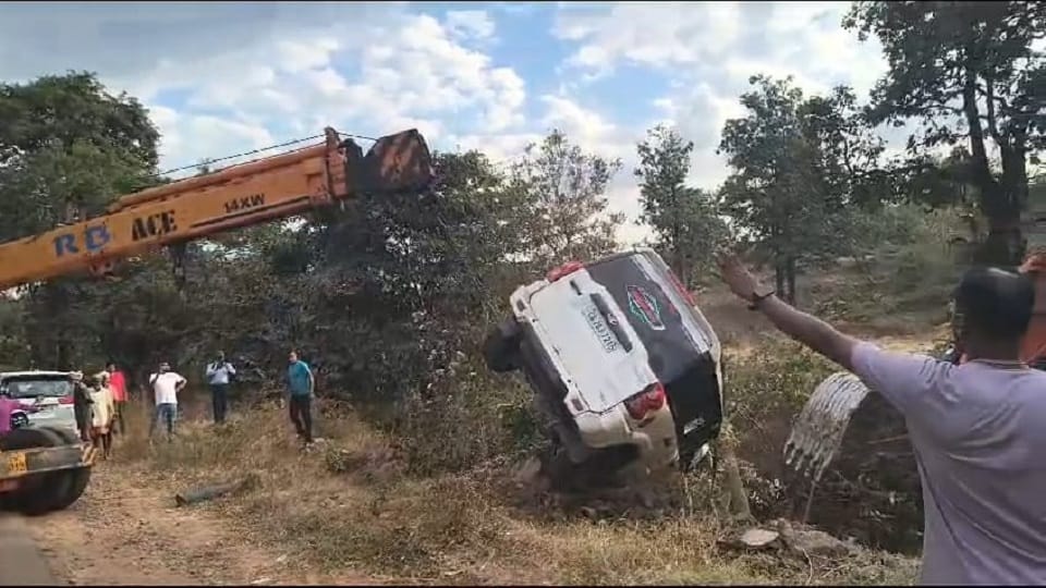 सड़क हादसे में पांच लोगों की मौत