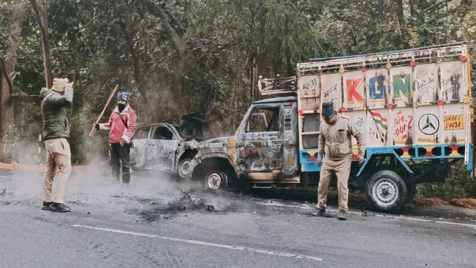 collision between car and pickup in haldwani road
