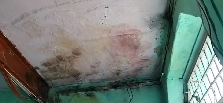 Lightning fell on the house in Lajpat Nagar of Mathura cracks in wall and roof