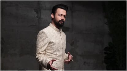 Atif Aslam sings Doorie from car sunroof after fans spot him during late night drive