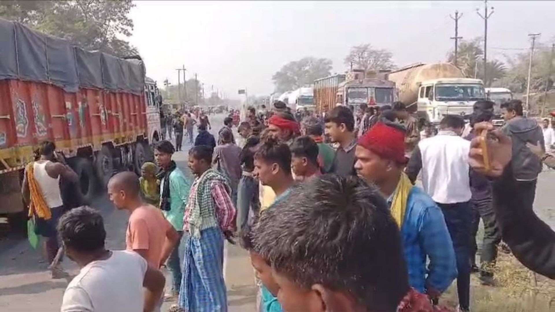 Begusarai News: A speeding truck crushed mother and son, both died; people created ruckus on road