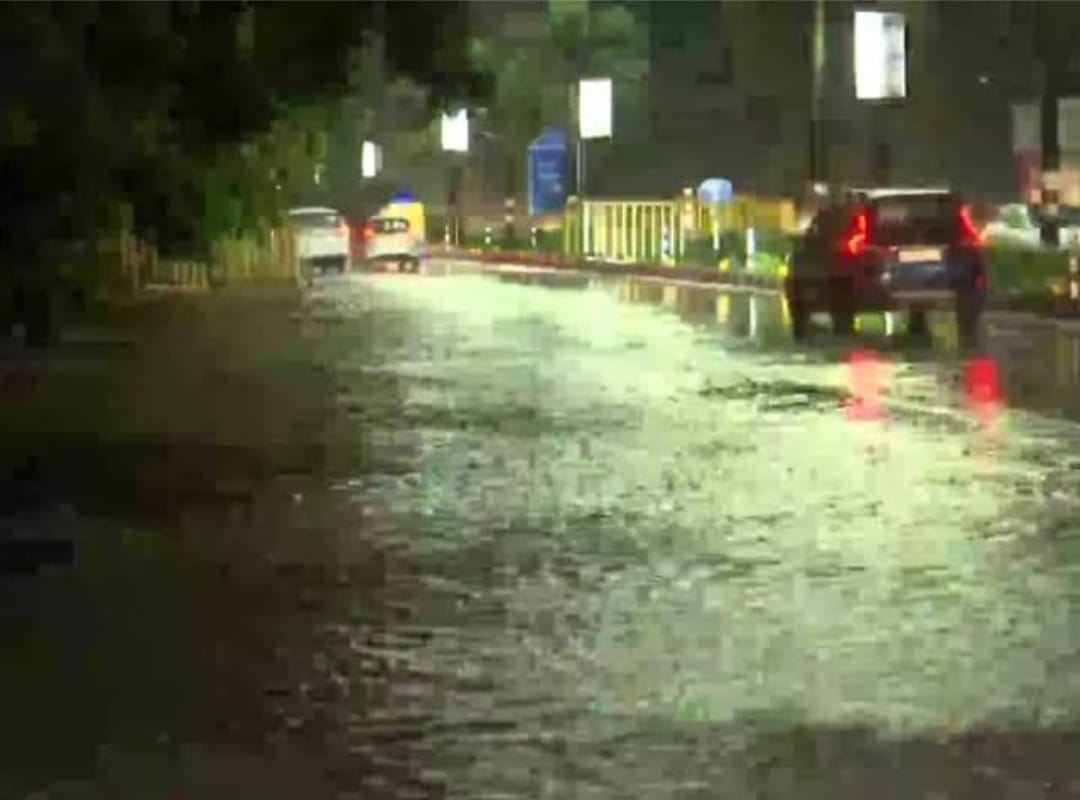 MP weather: Heavy rain and hail in many districts including Bhopal, grains kept in mandis got wet, 4.2 inches
