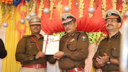 Bihar News : Patna SSP Awakash Kumar disputed between Union Minister bjp party Giriraj Singh Begusarai Bihar