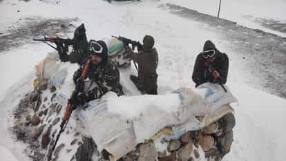 बर्फबारी के बीच उच्च हिमालयी क्षेत्र में एसएसबी के जवानों ने की गश्त