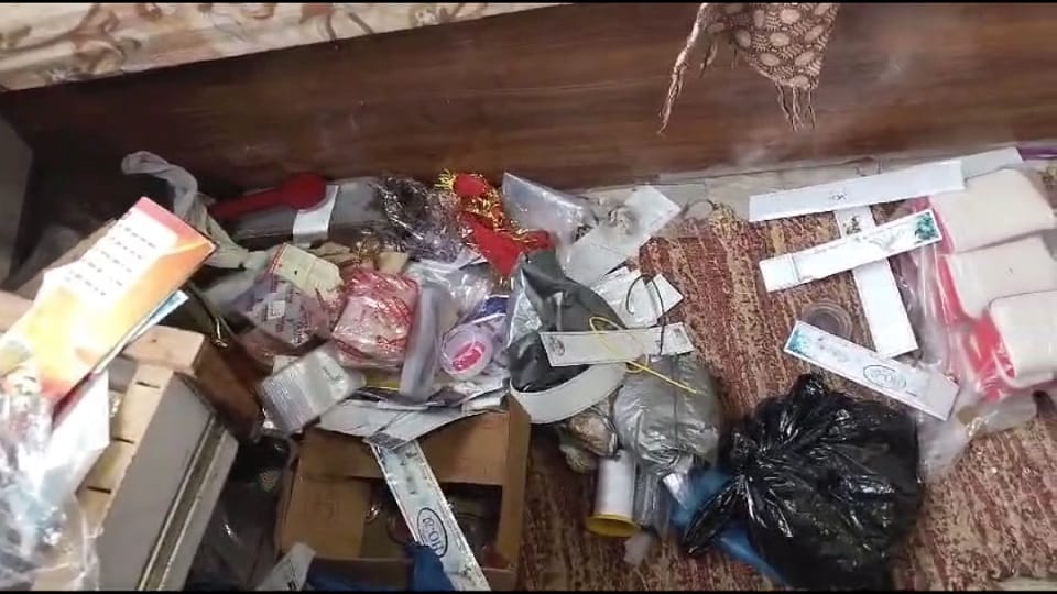 Theft near the police station locks of jeweler's shop broken thieves took away jewelry