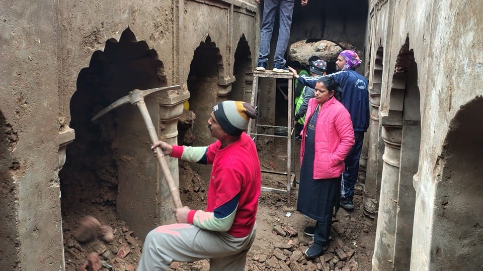 Sambhal Stepwell Another part of four doors was seen during excavation of the stepwell Up News in hindi