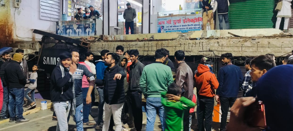 Market's balcony collapsed on MG Road four people injured
