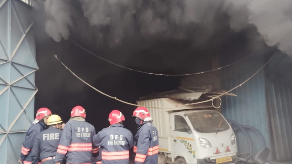 Fire broke out after explosion in a snacks factory, four workers injured