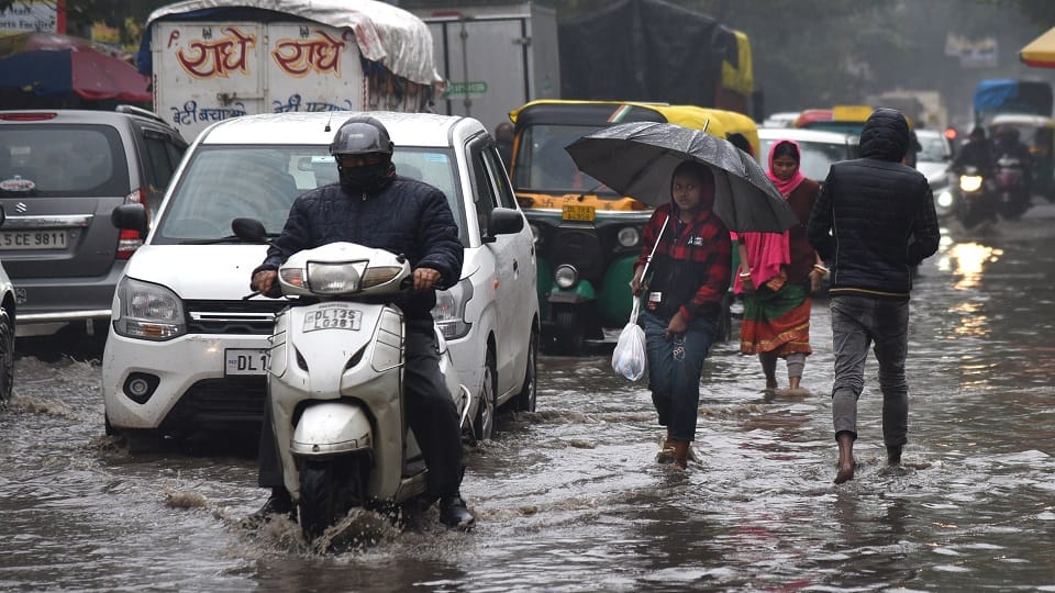 Rain brought down the temperature in Delhi-NCR, hail also fell in many areas, yellow alert issued