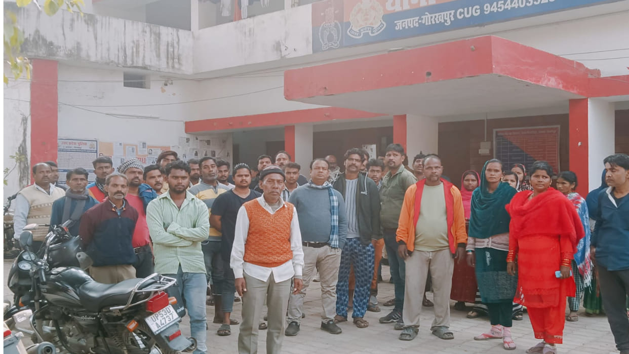 In Gorakhpur, Protest against demanding user charge, sanitation workers beaten by throwing garbage