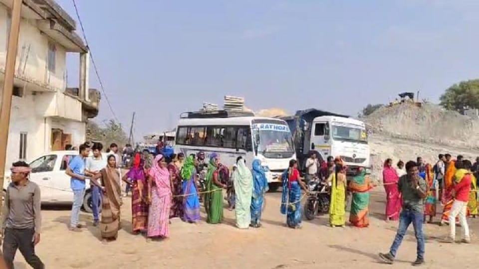 Villagers blocked road demanding an under bridge and also gheraoed the forest officer in Korba