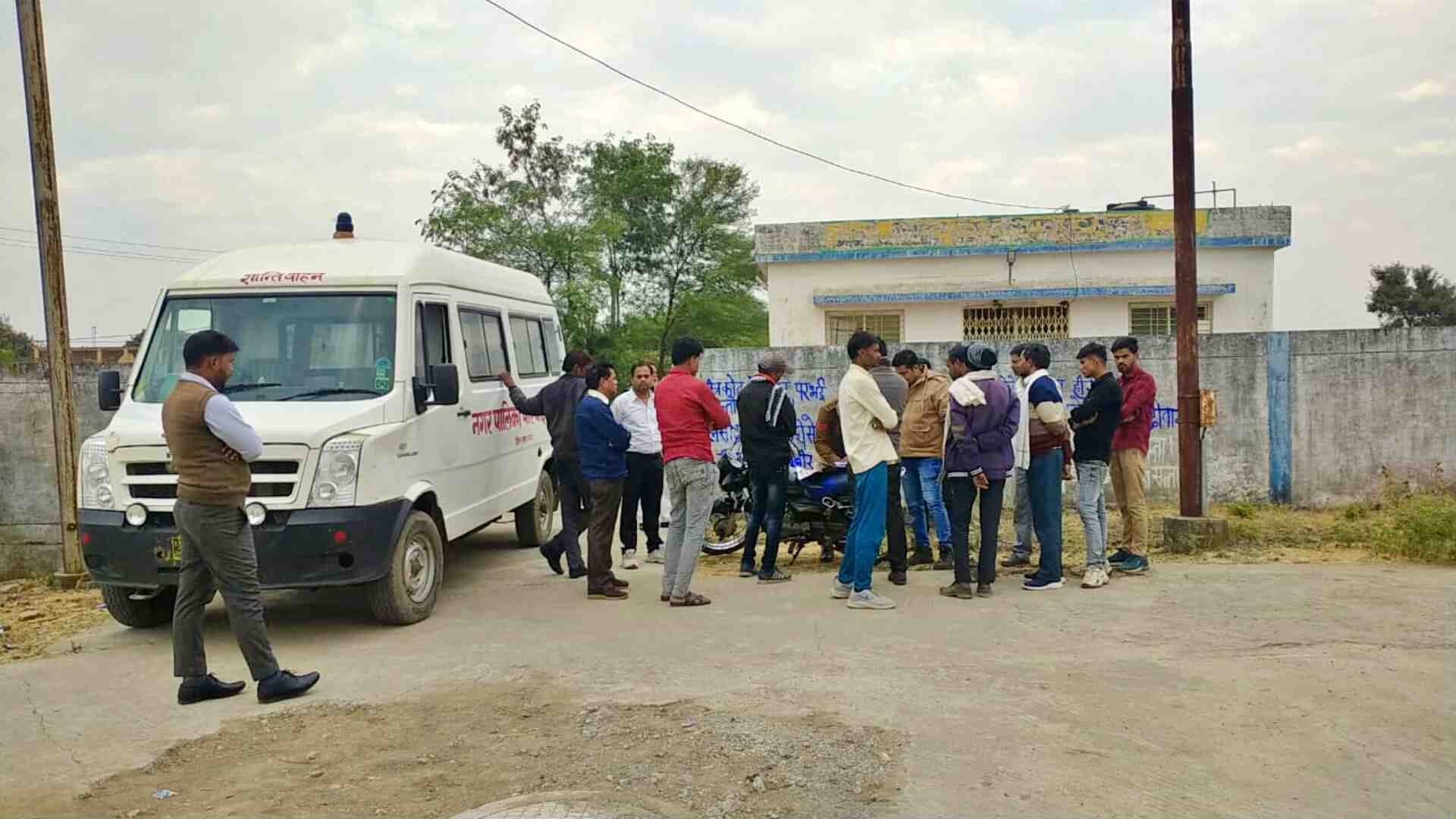घटना के बाद मौके पर इकट्ठा हुए लोग।