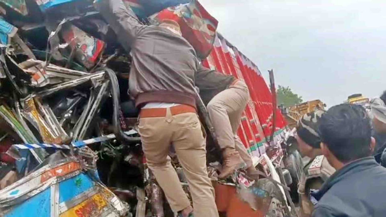 Katni News: Fierce collision between two trucks loaded with wheat and rice