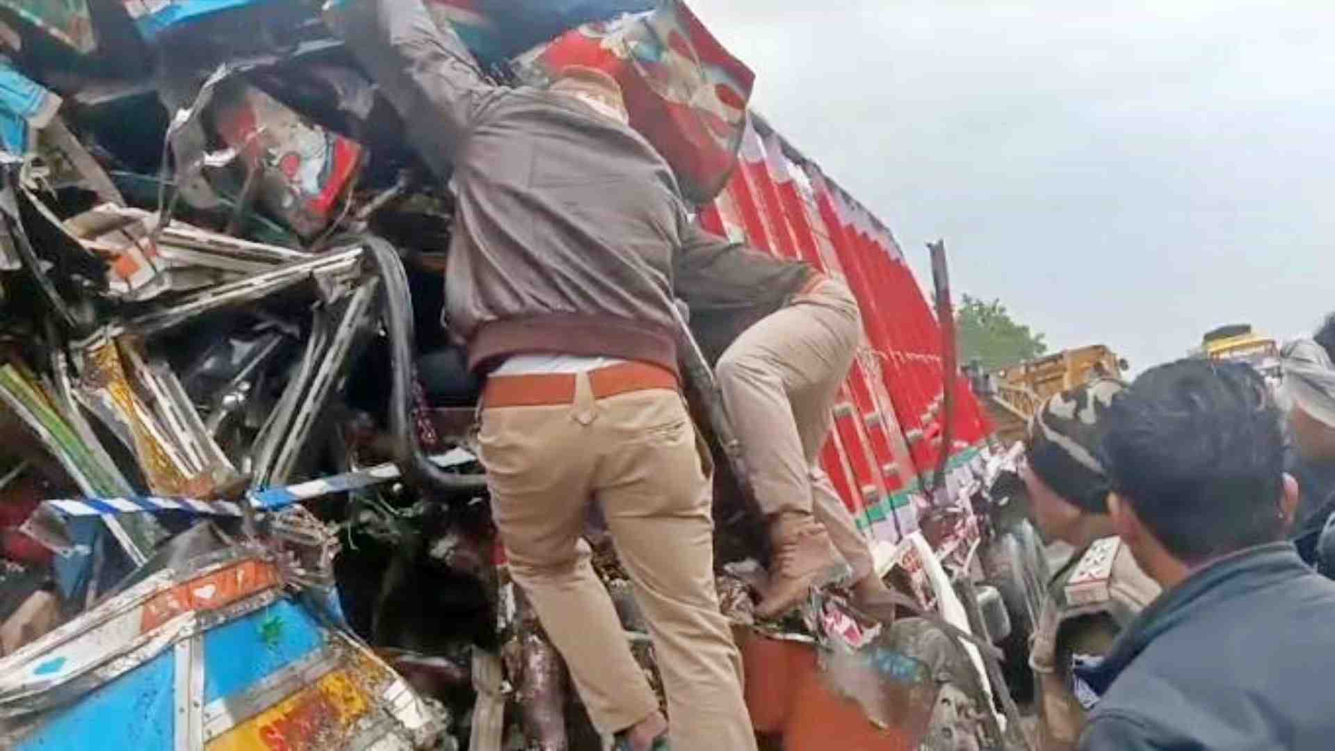घायलों को ट्रक से निकाते पुलिसकर्मी।