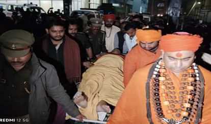 Prayagraj : सड़क हादसे में आवाहन अखाड़े के आचार्य महामंडलेश्वर अरुण गिरी समेत तीन घायल, नवाबगंज में हुआ हादसा Acharya mahamandaleshwar arun Giri includes three saints injured in accident