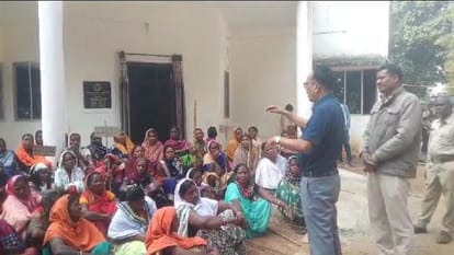 Villagers blocked road demanding an under bridge and also gheraoed the forest officer in Korba