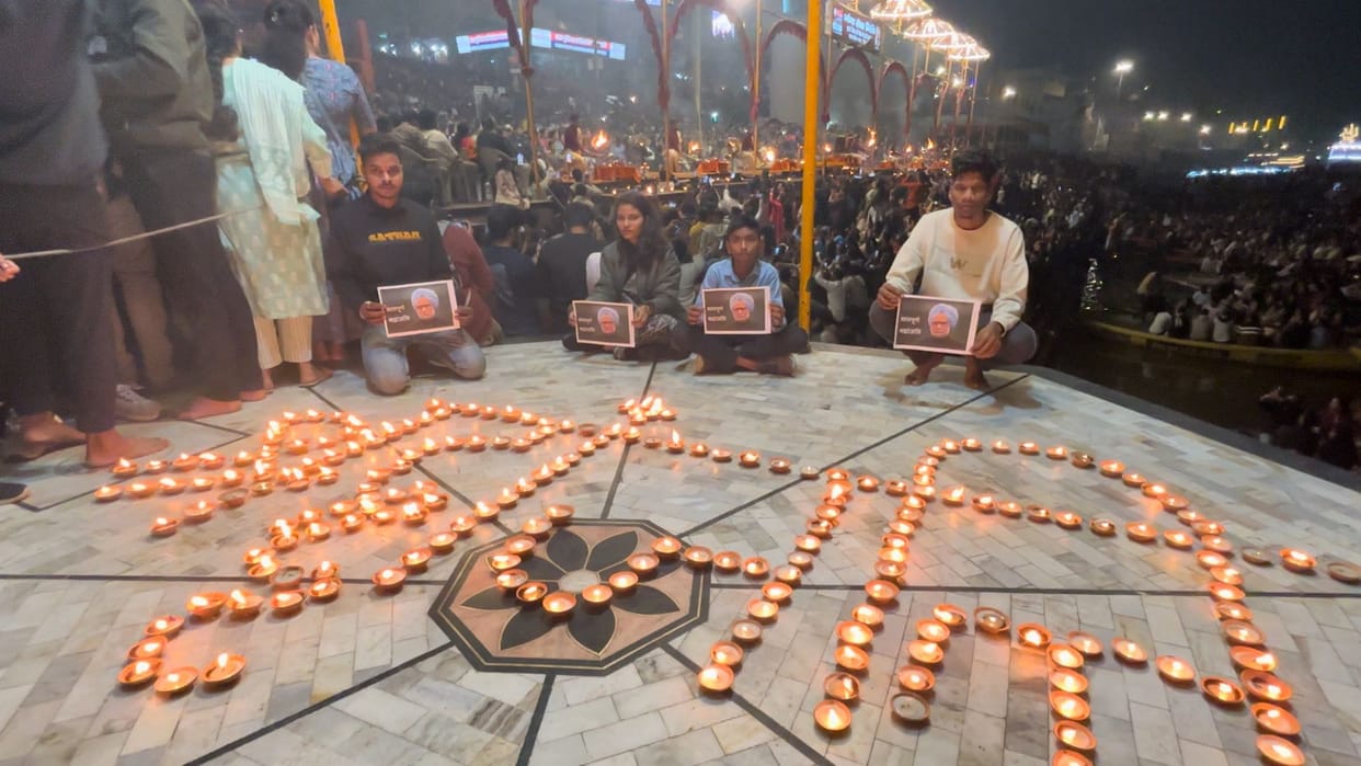 Demand for Bharat Ratna former PM Manmohan Singh Ganga Aarti Kashi homage paid lighting lamps