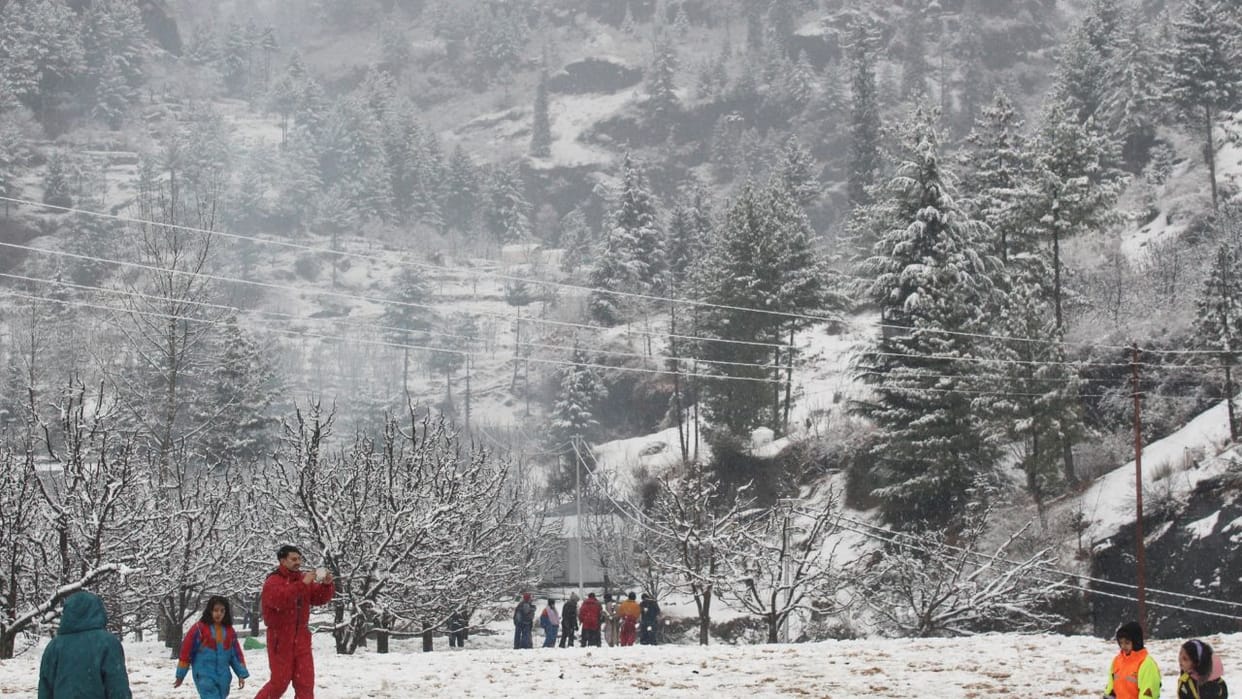 Tourists flocked to Himachal to see snowfall highways jammed due to increase in number of vehicles