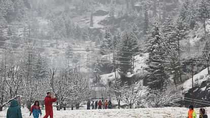 Himachal Snowfall: बर्फबारी देखने के लिए हिमाचल खिंचे चले आए सैलानी, वाहनों की संख्या बढ़ने से हाईवे जाम Tourists flocked to Himachal to see snowfall highways jammed due to increase in number of vehicles