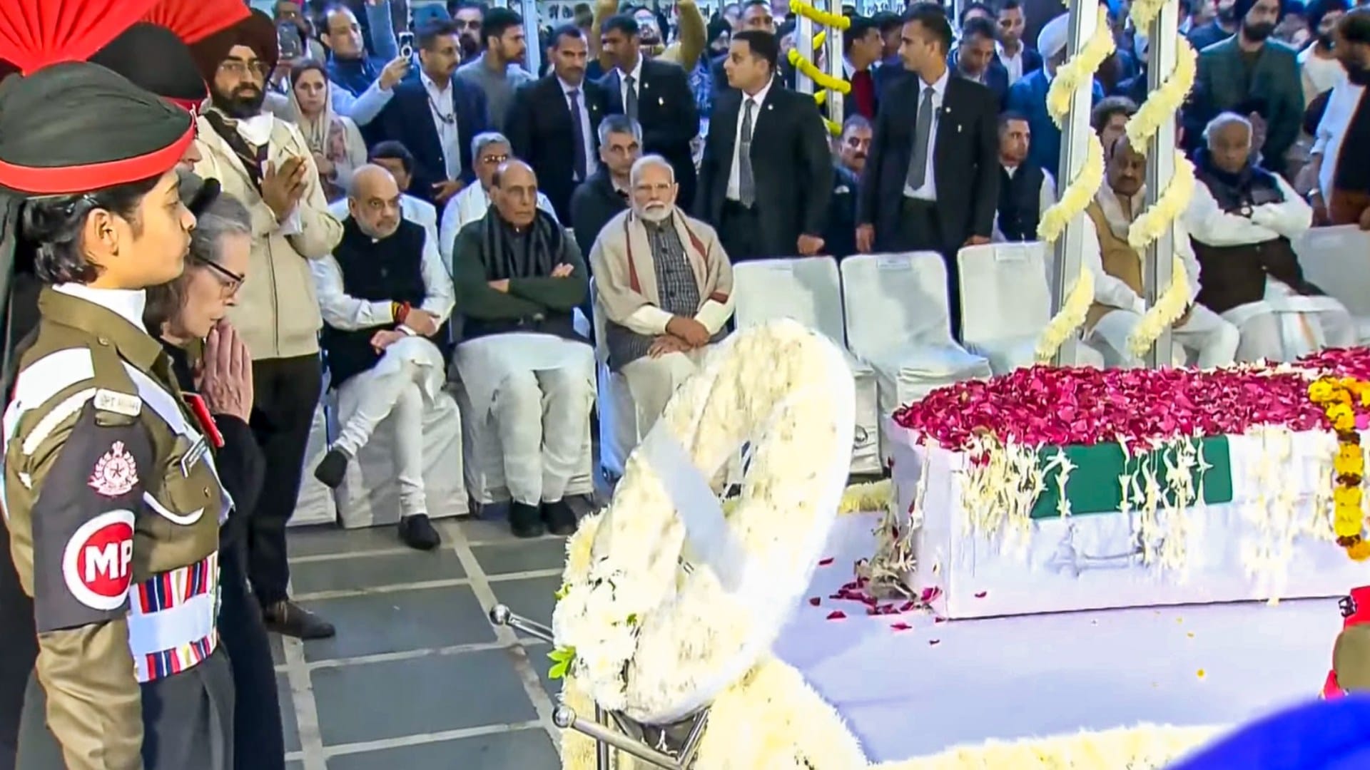 Manmohan Singh last rights at nigamboth ghat delhi funeral photos news in hindi