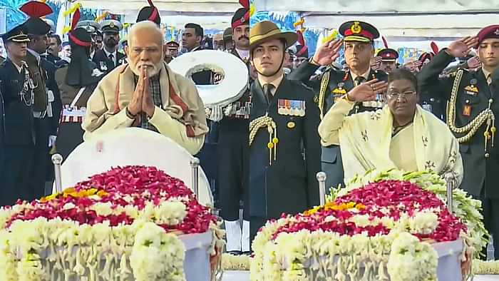 PHOTOS: अंतिम सफर पर पूर्व प्रधानमंत्री मनमोहन सिंह, देश ने नम आंखों से दी विदाई Manmohan Singh last rights at nigamboth ghat delhi funeral photos news in hindi
