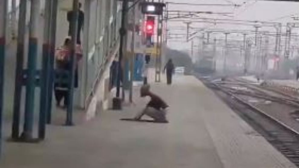 Namaz offered on platform number four of Bareilly Junction video goes viral