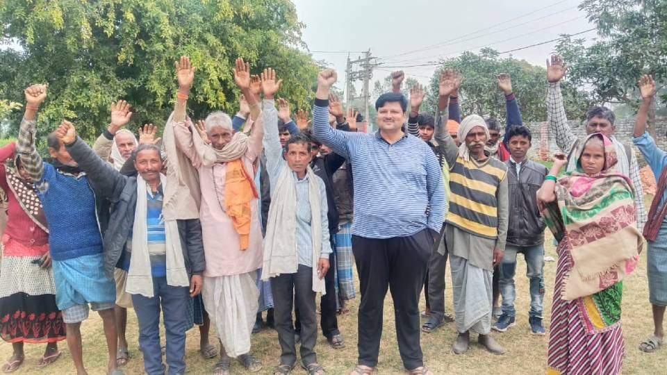 Villagers protested against incomplete construction of water tank in Balrampur due to drinking water crisis