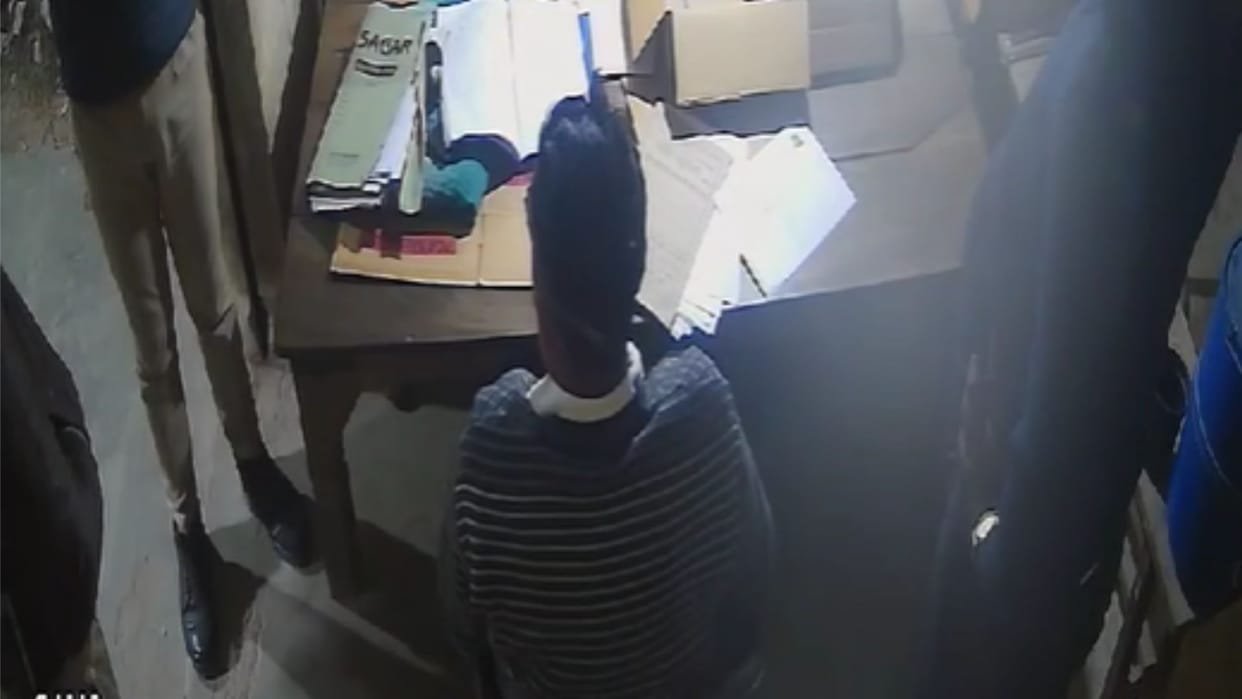 Questions raised on the system, video of Excise Department constable taking bribe goes viral