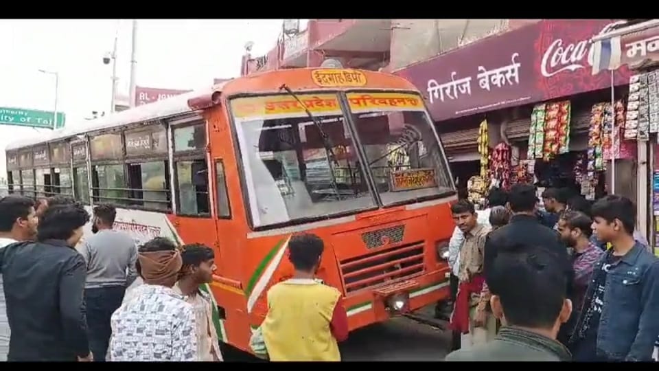 Bus climbed on the pavement to save the tractor people narrowly escaped chaos ensued