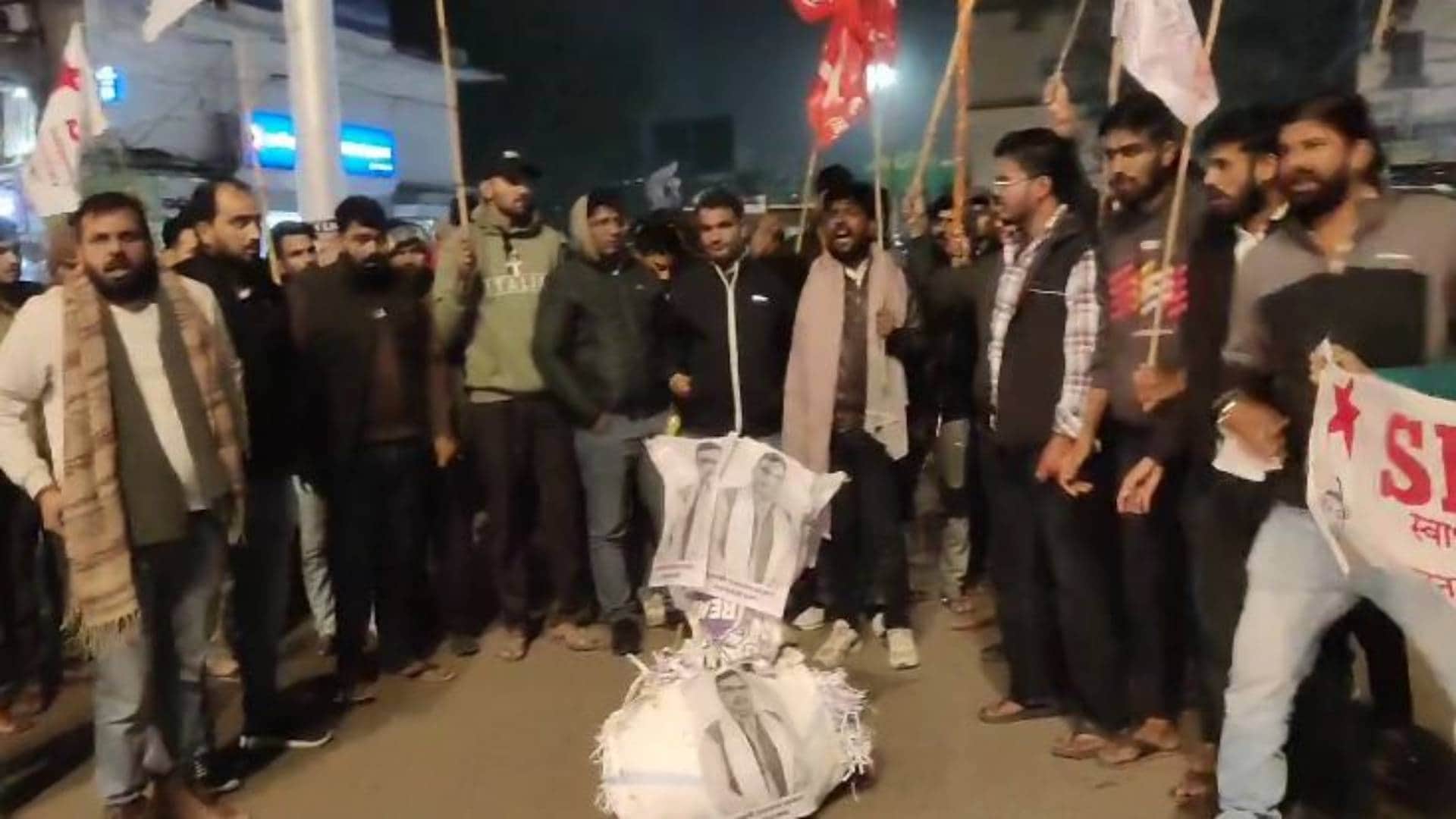 छात्र संगठन एसएफआई का विरोध प्रदर्शन